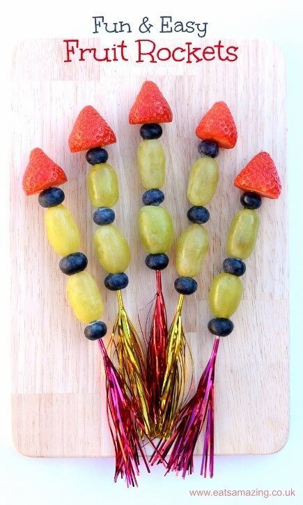 Obst-Raketen als gesunder Snack. Fruit Rockets, Rocket Recipes, Eating At Night, Kids Party Food, Bonfire Night, Good Healthy Snacks, Space Party, Snacks Für Party, Fun Kids Food