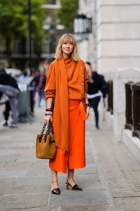 Lisa Aiken wears an orange pull over with a scarf, an orange skirt, a brown bag, during London Fashion Week September 2018 on September 15, 2018 in London, England. (Photo by Edward Berthelot/Getty Images) Monochromatic Fashion, Colorful Outfits, London Fashion Weeks, Street Style Fall Outfits, Estilo Real, Fashion Week 2018, Orange Skirt, Street Style Trends, Fashion Victim