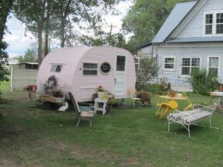 Camper Guest House Backyards, Backyard Camper Guest House, Camper Guest House, Pink Camper, Kombi Trailer, Pink Trailer, Cottage Backyard, Bluebird Vintage, Glamper Camper