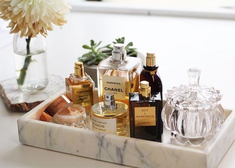 17 gorgeous makeup storage ideas | beauty | vanity organization ideas | marble tray for perfumes Bandeja Perfume, Diy Makeup Organizer, Do It Yourself Decoration, Vanity Inspiration, Cool Makeup, Minimalist Vanity, Perfume Storage, Beauty Vanity, Perfume Display