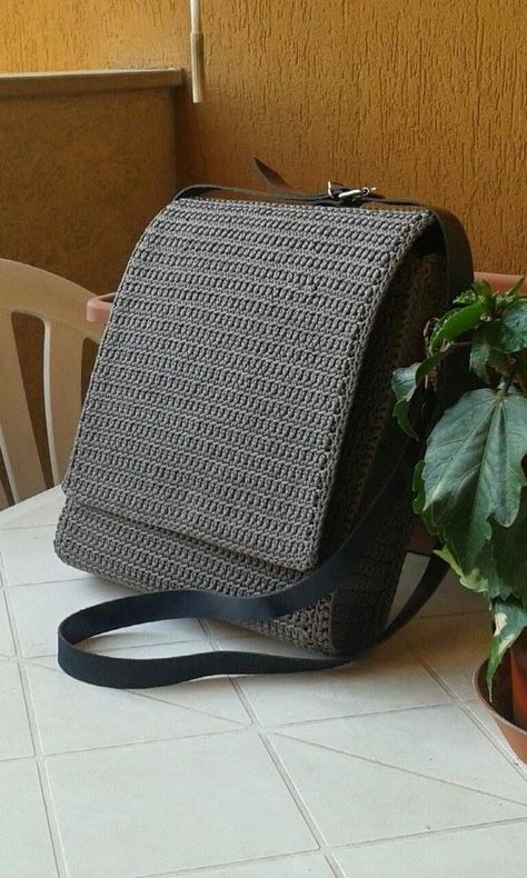 Crochet Travel, Crochet Men, Crochet Best, Free Crochet Bag, Crochet Backpack, Womens Crochet Patterns, Diy Bags Purses, Crochet Pouch, Man Purse