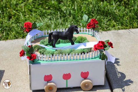 Celebrating the Kentucky Derby in 1st Grade - The Brown Bag Teacher Kids Parade Floats, Kids Cheering, Nursing Home Activities, Kindergarten Projects, Ky Derby, Run For The Roses, Race Horse, Horse Crafts, Parade Float