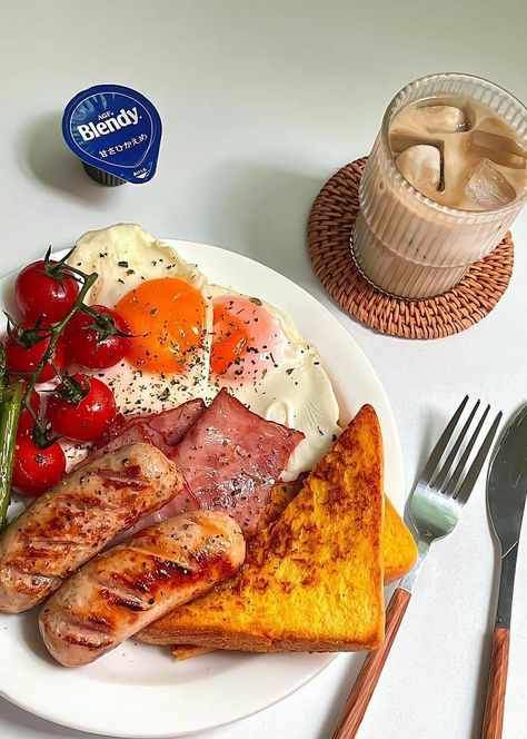 Western Breakfast Ideas, Brunch Plate, Aesthetic Meals, Western Breakfast, Healthy Breakfast Menu, Street Food Business, Plating Ideas, Food Anime, Bakery Foods