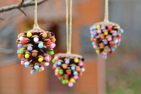 These pom poms and pinecones Christmas ornaments are SO EASY! They're a great craft for both kids and adults and they end up looking surprisingly beautiful! Folding Tips, Pine Cone Ornaments, Delicious Noodles, Cone Ornaments, Ornaments Diy Kids, Pinecone Crafts Christmas, Noodles Recipes, Christmas Pine Cones, Learn Math