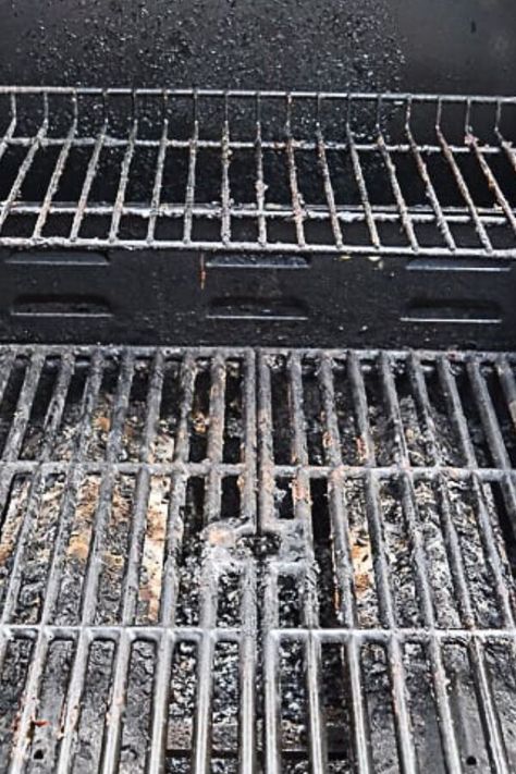 Get ready for summer BBQs with this easy grill cleaning hack. Whether you have a gas or charcoal grill this grill cleaning tip is sure to get off all the grime and sticky grease. #grillcleaning #summerbbq #grillcleaninghacks Grill Cleaning Hacks, Cleaning Hacks Vinegar, Diy Glass Cleaner, Homemade All Purpose Cleaner, Easy Grill, Homemade Glass Cleaner, Homemade Bleach, Grill Cleaning, How To Clean Copper