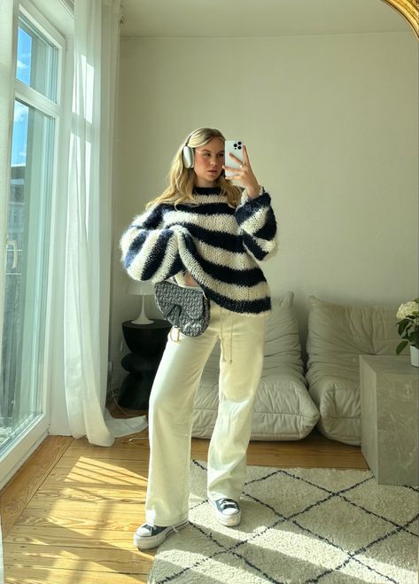 Scandi Girl Aesthetic Outfit, Scandivian Outfit, Swedish Style Fashion Stockholm, Scandinavian School Outfits, Outfit Pull En Laine, Germany Style Outfits, Cophengan Style Outfit, Scandinavian Fits, Scandinavian Outfit Aesthetic