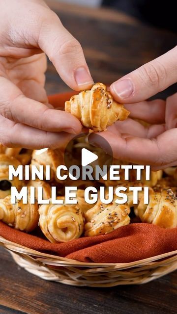 O Rei da Massa Folhada on Instagram: "MINI CORNETTI MILLEGUSTI Perfeito para um aperitivo ou um buffet… . Faça esse modelinho lindo com Massa Folhada Mascarpone®️ . Clica no Link da Bio!!! . . . . #folhadosmascarpone #folhados #receita #salgados #folhadocongelado" Christmas Heart, Stylish Crochet, Gloves Design, Hand Gloves, Crochet Christmas, Fall Ideas, Free Patterns, Crochet, Christmas