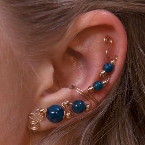 Graduated Bead Ear Cuff with Top Embellishment, plus a dozen other photos (at least) of various cuffs (page is selling DVDs on how to make) Ear Cuff Tutorial, Ear Cuff Diy, Ear Cuff Women, Wire Ear Cuffs, Architectural Jewelry, Ear Cuff Jewelry, Diamond Shape Earrings, Astuces Diy, Hammered Hoop Earrings