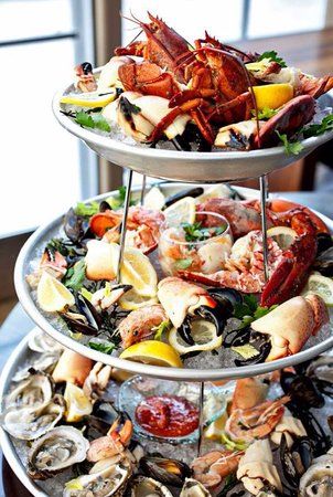 Seafood Tower, Seafood Platter, God Mat, Think Food, Food Platters, Seafood Dishes, Wedding Food, Beautiful Food, Fish And Seafood