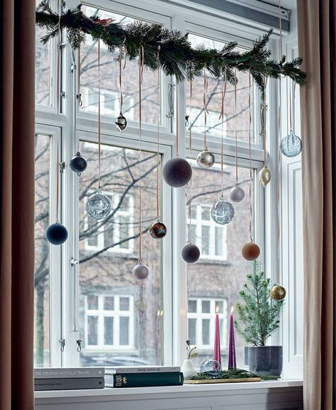 Christmas Window Decorations, Scandi Christmas, Xmas Deco, Christmas Interiors, Front Porch Christmas Decor Ideas, Porch Christmas Decor Ideas, Porch Christmas Decor, Front Porch Christmas, Christmas Decor Ideas Diy