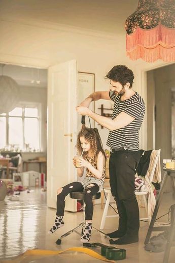 50 Father Daughter Photos That'll Melt Your Heart - Hongkiat Father Daughter Photos, Father Daughter Photography, Baby Boy Newborn Pictures, Sibling Poses, Dad Baby, Dad Daughter, Clothing Photography, Cute Family, Father Daughter