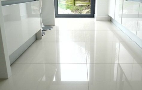 Photo: Linds Interior White Kitchen Floor, White Tile Kitchen Floor, Best Flooring For Kitchen, Trendy Kitchen Tile, Black Floor Tiles, Grey Floor Tiles, Tiled Floor, White Tile Floor, Room Tiles