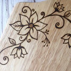 Wood Burned Gifts, Burning Flowers, Beginner Wood Burning, Woodburning Ideas, Pyrography Designs, Bee And Flower, Wood Burning Techniques, Wood Burn Designs, Pyrography Patterns