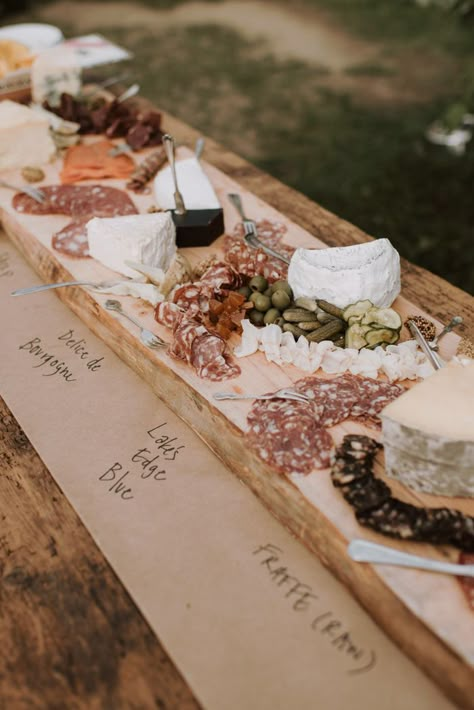 Elegant Charcuterie Board Wedding, Charcuterie Board Island, Wedding Food Inspiration, Wedding Charcuterie Boards, Wedding Grazing Board, Charcuterie Wedding Reception, Wedding Charcuterie Board Ideas, Elegant Charcuterie Board Ideas, Minimony Wedding Ideas