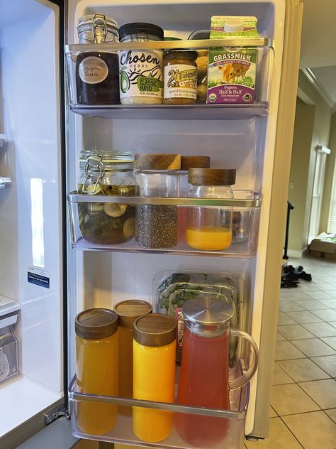 Dream Fridge, Healthy Fridge, Healthy Food Motivation, Fridge Organization, Grocery Shop, Pretty Food, Aesthetic Food, Good Eats, Love Food