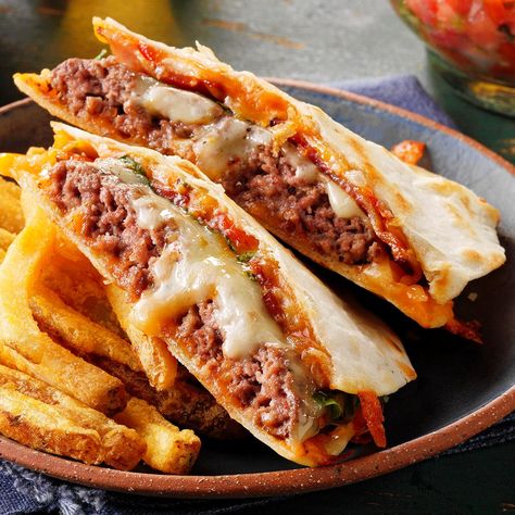 Copycat Applebee’s Quesadilla Burger Applebees Cheeseburger Quesadilla, Quesadilla Burger Recipe, Burger Quesadilla, Cheeseburger Quesadillas, Cheeseburger Quesadilla, Quesadilla Burgers, Spicy Ranch Dressing, Crunchy Food, Beef Ideas