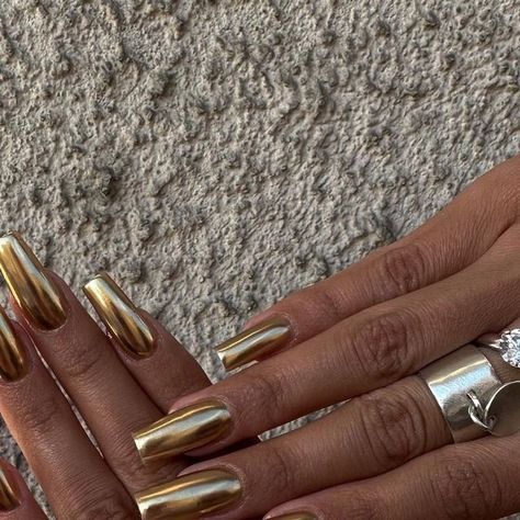 𝐍𝐀𝐈𝐋𝐒 𝐁𝐘 𝐀𝐔𝐕𝐄   ❥ on Instagram: "Gold chrome nails 🌞✨🍯⚡️🥂 en amouuuur pour cette pose!!!!  Chrome gold @aliexpressfr Capsules @mdinfinity_fr   #chrome #chromenails #nailschrome #gold #goldnails #nailsgold #goldchrome #chromegold #aliexpress #nails #nail #nailsart #nailart #nailsofinstagram #nailsnailsnails #nailsdesign #nailsoftheday #pinterestnails #longnails #squarenails #coffin #coffinnails #summernails #nailssummer #augustnails #nailsmagazine #marmande #bordeaux #bordeauxnails #nailsinspiration" Gold Chrome Nails Coffin, Gold Monochrome Nails, Autumn Birthday Nails, Turquoise Gold Nails, Gold Nail Extensions, All Gold Nails, White And Gold Chrome Nails, Gold Nails Simple, Golden Chrome Nails