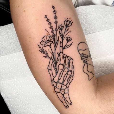 Skeleton Hand Tattoos, Cute Halloween Tattoos, Western Tattoos, Skeleton Tattoos, Skeleton Hand Tattoo, Tattoos Geometric, Geniale Tattoos, Spooky Tattoos, Small Hand Tattoos