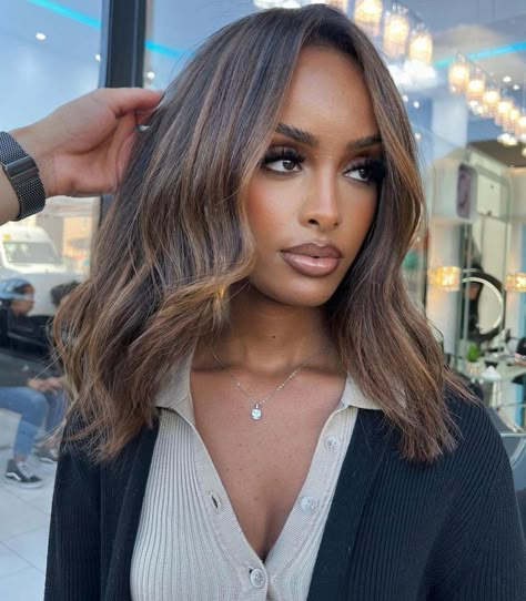 Hair Color For Brown Skin, Hair Color For Dark Skin, Highlights Curly Hair, Honey Brown Hair, Hair Blond, Black Hair With Highlights, Honey Blonde Hair, Brown Hair Balayage, Brown Balayage