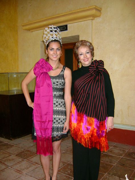 LUPITA ZEPEDA CON LA REINA DE CADEREYTA, QRO. Outfit Mexicano, Outfit Elegantes, Mexican Fashion, Boda Mexicana, Over 60 Fashion, Scarf Rings, Mexican Dresses, 60 Fashion, Scarf Dress