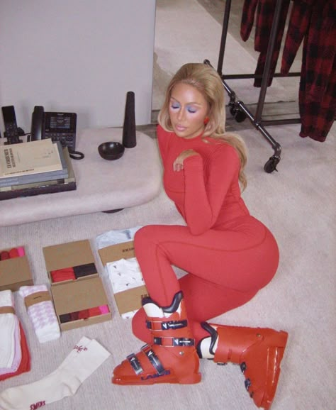 Kim Kardashian Snow Outfit, Kim K Snow Outfit, Kim Kardashian Skiing, Kardashian Ski Outfit, Blonde Hair Kim Kardashian, Red Ski Outfit, Ski Editorial, Ski Girl Aesthetic, Vintage Ski Outfit