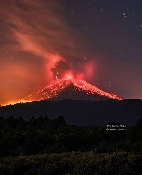 ¡Feliz #DíaInternacionalDelGato! 🐱❤ #neomexicanismos Erupting Volcano, Thunder And Lightning, Mexican Art, Sky Aesthetic, Natural History, Beautiful Photography, Volcano, Great Photos, Geology