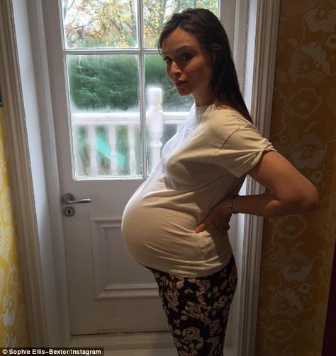 'Does my tum look big in this?' Heavily-pregnant Sophie Ellis-Bextor looked ready to pop a... Sophie Ellis Bexter, Sophie Michelle, Big Pregnant, Sophie Ellis Bextor, Belly Bump, Baby Bump Style, Pregnant Celebrities, Pregnancy Looks, Bump Style