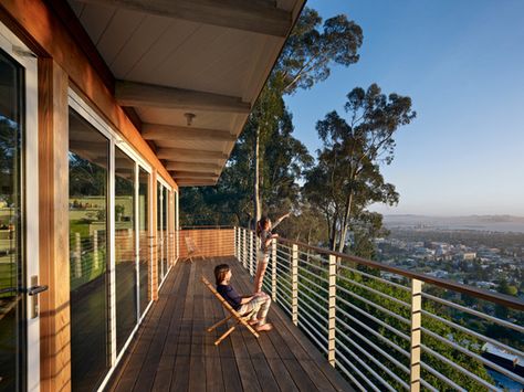 Mid-century modern home renovation in Berkeley Hills Balcony House Design, Balcony Deck Ideas, Mid Century Modern Deck, Modern Balcony Design, Mid Century Modern Homes, Berkeley Hills, Modern Porch, Modern Deck, San Francisco Design