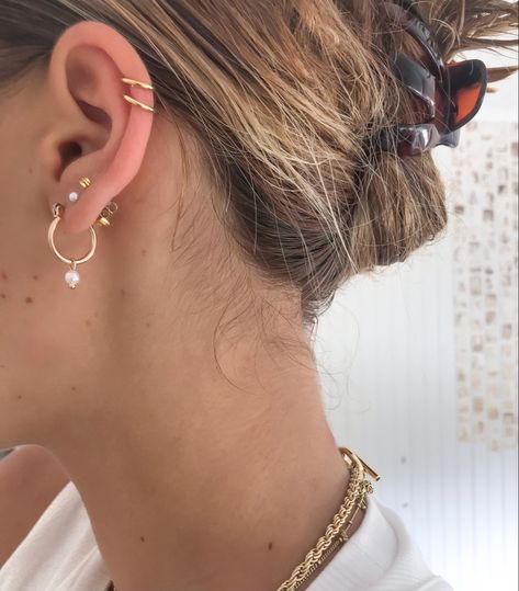 Minimalist Ear Piercings Ideas Silver, Ear Styling Gold Minimalist, Earring Stacks Small Ears, Ear Stacking Ideas Minimalist Gold, Elegant Everyday Gold-plated Piercings, Ear Stacking Ideas Minimalist, Minimalist Ear Piercings, Unique Ear Piercings, Ear Piercings Chart