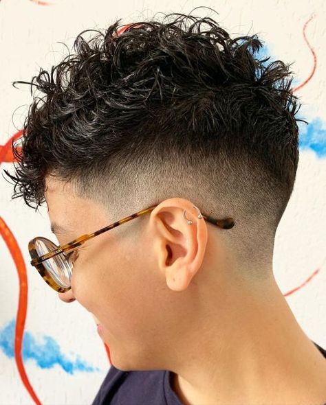 Short Shaved Hair, Curly Hair Taper, Fade Haircut Women, Pixie Cut Curly Hair, Fade Haircut Designs, Low Taper Fade Haircut, Taper Fade Curly Hair, Hairstyle For Short Hair, Classic Pixie