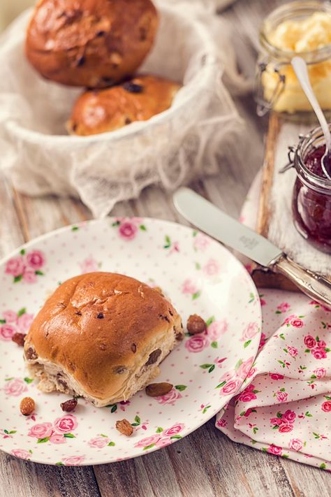 Learn how to make the fruitiest "krentenbollen" (Dutch currant buns) from scratch in your own kitchen with this easy-to-follow family recipe. Currants Roll Recipe, Easy Nut Roll Recipe, Nut Roll Recipe, Portuguese Bread, Nut Rolls, Dutch Recipes, Bun Recipe, Streusel Topping, English Food