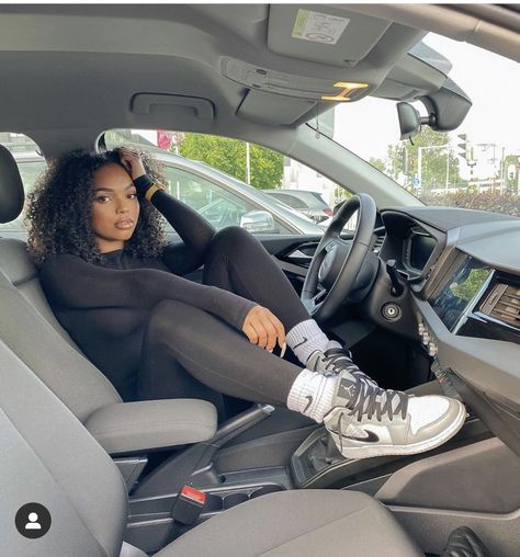 Cute Casual Outfits With Jordans, Air Jordan Stealth Outfit, Air Jordan 1 Outfit Women Leggings, Air Jordans Women Outfit Style Winter, Grey Shoes Outfit Women, Jordan 1 Outfit Women Leggings, Outfit Avec Jordan, Outfit Con Tenis Jordan, Tenis Jordan Mujer Outfit