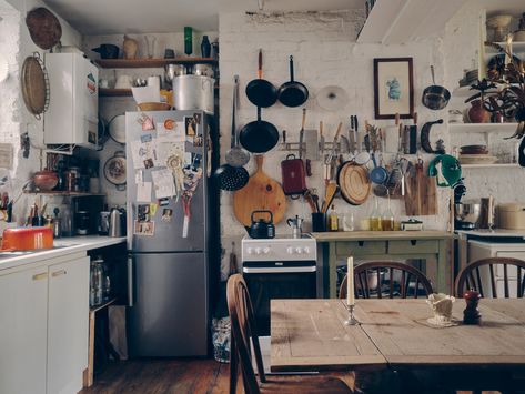 British Kitchen Design, Hipster Interior, Maine Cabin, British Kitchen, Flat In London, The World Of Interiors, Eclectic Kitchen, Charming Home, London Flat