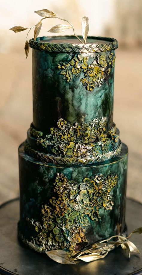 Beautiful wedding cake ideas for your dream wedding Black Green And Gold Wedding Cake, Wedding Cake Dark Green, Dark Green Wedding Cake, Dark Green Wedding Cakes, Green And Gold Wedding Cake, Dark Green And Gold Wedding, Emerald Wedding Cake, Wedding Cake Emerald Green, Eclectic Luxury