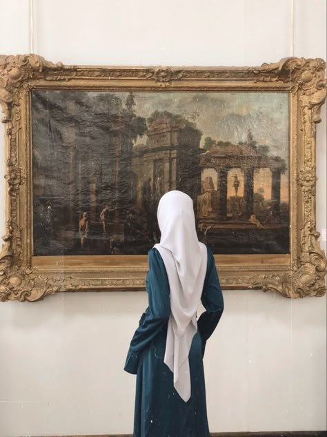 музей искусств Hijabi Academia Aesthetic, Nada Core, Light Acadamia, Outfits Muslim, Ootd Poses, Museum Photography, Modest Outfit Ideas, Simple Hijab, Arab Culture