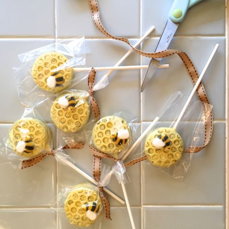 Bee Cake Pops Ideas, Bumblebee Desserts, Edible Bees, Honeybee Birthday, Bee Cake Pops, Bees And Honeycomb, Bee Themed Birthday Party, Oreo Cake Pops, Honey Bee Baby Shower