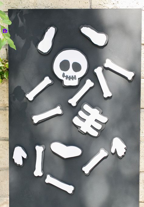 Clever! Kids Halloween Party: DIY Magnet Board! Wood board, magnet paint, paint roller, gloves, sand paper, black/white foam, knife, and round magnets. Magnet Paint, Diy Magnet Board, Diy Skeleton, Skeleton Party, Halloween Class Party, Kids Halloween Party, Diy Magnets, Puzzle Diy, Clever Kids