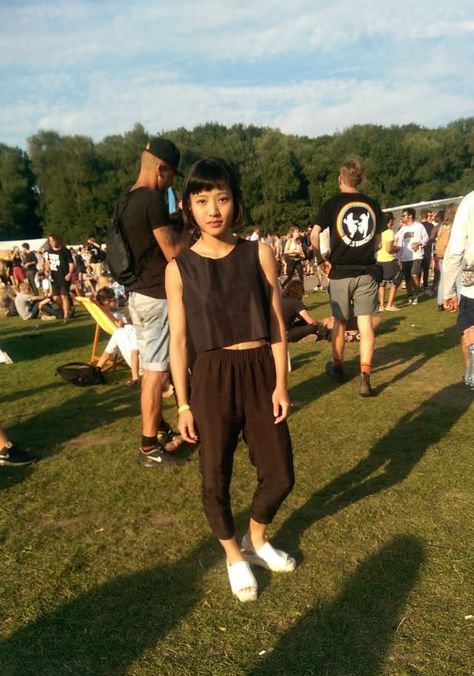 16 Chill Rave Looks To Copy From Dekmantel Festival Dekmantel Festival Fashion, Chill Rave Outfits, Chill Festival Outfits, Dekmantel Festival, Techno Festival Outfit, Rave Outfits Winter, Techno Festival, Rave Looks, Winter Pins