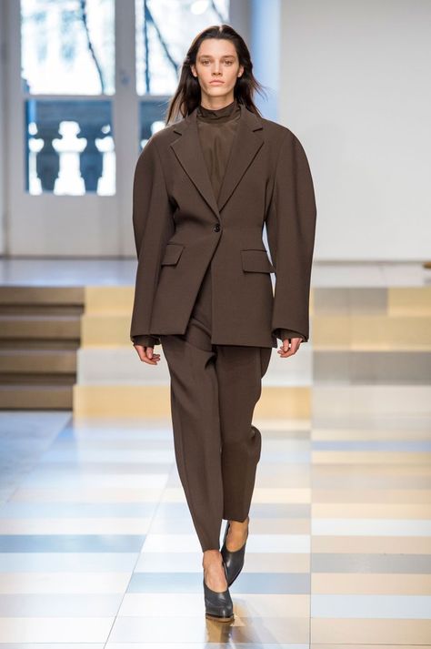 Jil Sander Fall 2017	              Image Source: IMAXTREE / Alessandro Lucioni/IMAXTREE.COM Outfit Suit, Fashion Trends Winter, 2017 Fashion Trends, Fashion Runway, 가을 패션, Fall Fashion Trends, Fall 2017, Fashion 2017, Color Style