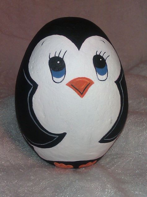 Rockin Penguin.  Definitely has happy feet Easy Diy Paint, Painted Rock Animals, Art Pierre, Painted Rocks Diy, Rock Painting Ideas Easy, Rock Painting Patterns, Paint Rock, Pet Rocks, Rock Painting Designs