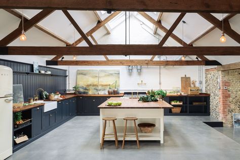 Cattle shed turned amazing kitchen - Decorology Kitchens Farmhouse, Patterned Tile Backsplash, Floating Shelves Kitchen, Eclectic Farmhouse, Devol Kitchens, Farmhouse Kitchens, Interior Vintage, Casas Coloniales, Cement Floor