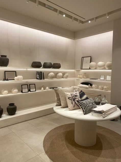 #zara #zarahome #design #designideas #aesthetic Zara Home Store Design, Zara Interior Design, Minimalist Store Design Interiors, Aesthetic Retail Store, Rh Showroom, Zara Store Aesthetic, Zara Store Design, Store Wall Design, Showroom Interior Design Concept Stores