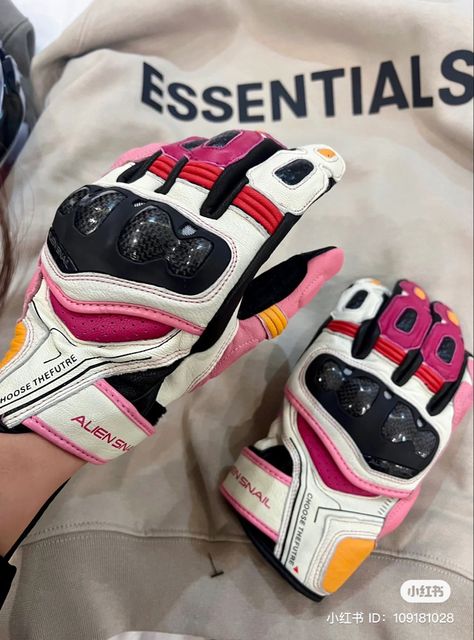 Moto Rose, Pink Motorcycle, Motorcycle Store, Motorcycle Safety, Motorcycle Aesthetic, Biker Aesthetic, Pretty Bike, Biker Love, Riding Gloves