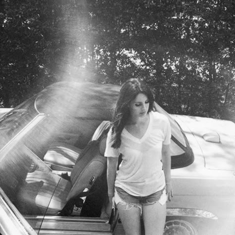 Lana Del Rey, 10 years ago today, was photographed by Neil Krug for 'Ultraviolence' 🩶 April 2, 2014 #lanadelrey Lana Black And White, Lana Collage, Lana Ultraviolence, Black And White Vibes, Star Black And White, Lana Del Rey Vintage, Lana Del Rey Pictures, Neil Krug, 2014 Wallpaper