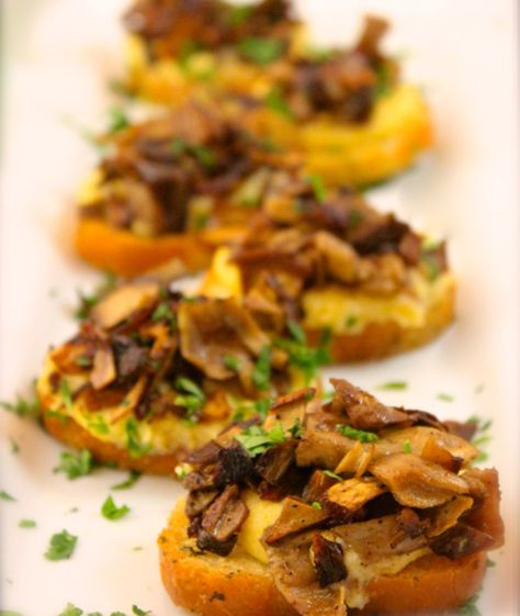 Polenta Crostini Bites with Caramelized Mushroom Cicchetti - Venetian Tapas - La Bella Vita Cucina Tapas Recipes, Party Appetizers Easy, Porcini Mushrooms, Appetizer Bites, Party Appetizers, Italian Dinner, Dinner Appetizers, Polenta, Appetizers For Party