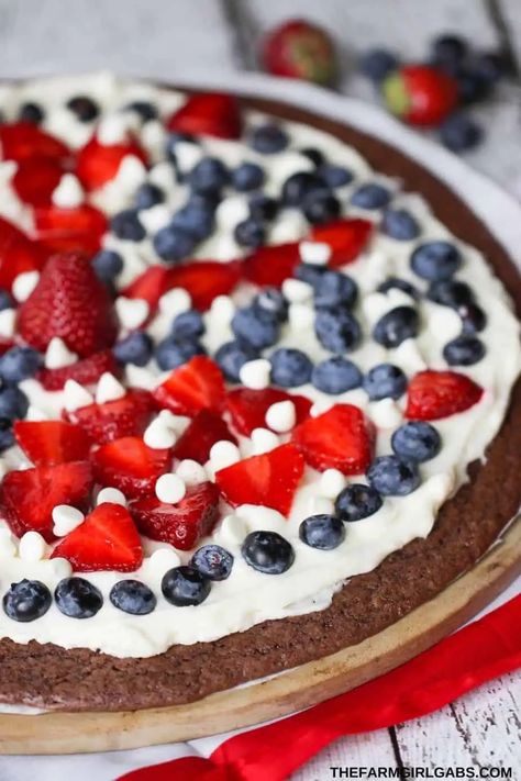 You can't go wrong with a brownie pizza! This red, white and blue Star-Spangled Brownie Pizza is perfect for any 4th of Juoly or patriotic celebration. Bring this easy patriotic recipe to your July 4th picnic. Also be sure to check out these best 4th of July dessert recipes for your party. These summer dessert recipes are delicious! Blue Desserts Recipes, Brownie Pizza, 4th Of July Dessert, Patriotic Desserts, Blue Desserts, 4th Of July Desserts, Rainbow Cookies, Summer Dessert Recipes, Ice Cream Toppings