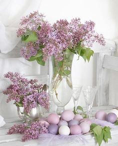 This is beautiful for a gathering...anything that is a short time deal.  It's truly lovely.  And not at all hard to put together. Love Easter time! Family and friends time! #easter #bunny #moments Colorful Easter Table, Lilac Decor, Easter Backdrop, Unique Easter Eggs, Oster Dekor, Diy Osterschmuck, Easter Tablescapes, Easter Decorating, Easter Inspiration