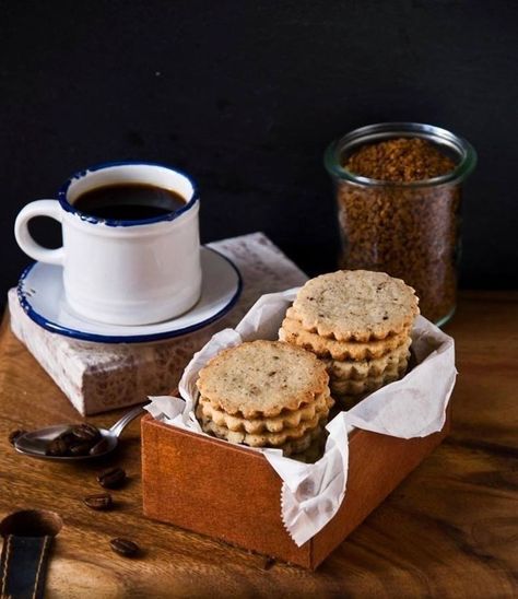 tea time Coffee Shortbread Cookies, Coffee Shortbread, Coffee Biscuits, Spritz Cookies, Chocolate Caliente, Chocolate Tea, Morning Tea, Seitan, Good Morning Coffee