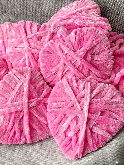 Yarn Hearts Diy, Steve Valentine, Yarn Hearts, Garland Craft, After Christmas Sales, Valentine Garland, Heart Diy, Linen Closet Organization, Valentines Printables Free