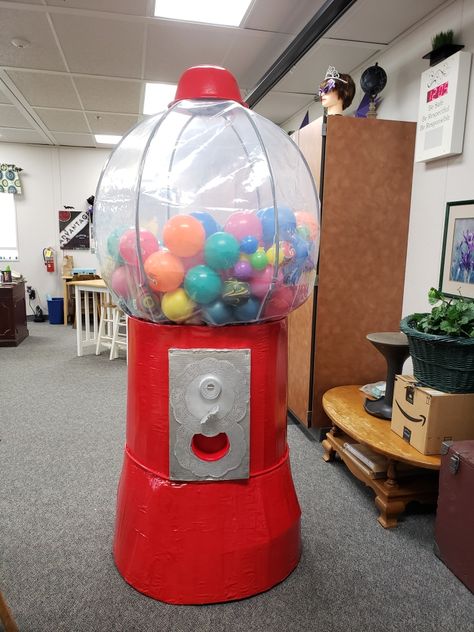 Hula hoops, shower liner, bowl on top, cardboard and paint (and random balls) Candy Land Prom Theme, Giant Gumball Machine Diy, Candyland Nails, Giant Gumball Machine, Candyland Halloween, Diy Gumball Machine, Post Prom, Fantasy Ideas, Giant Candy